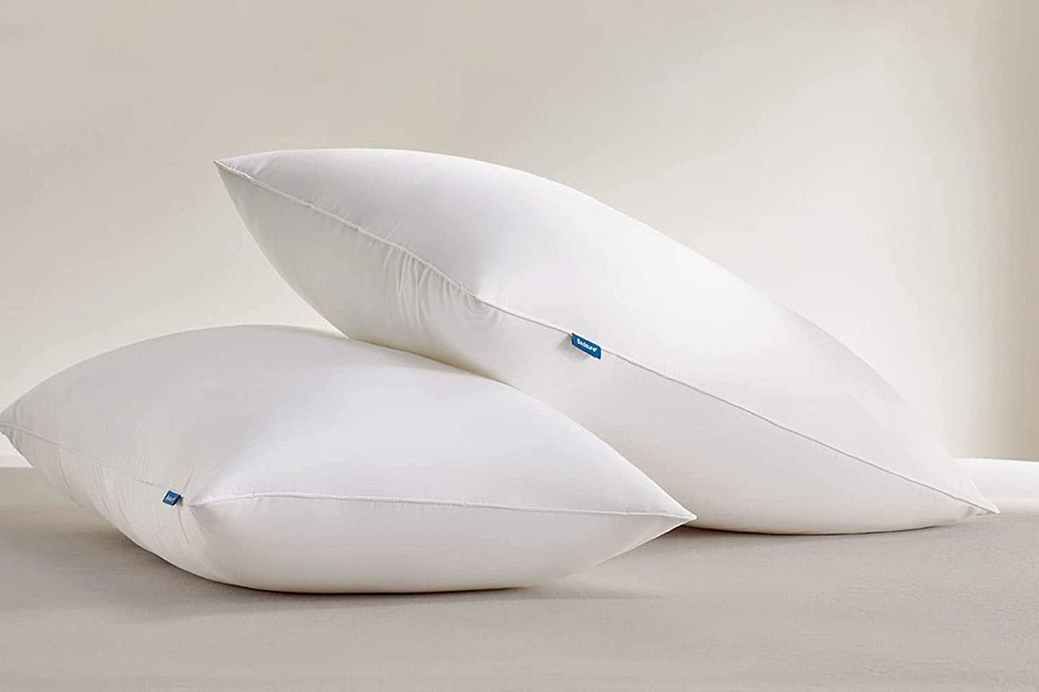 Decorative pillows on a bed using Corallux cushion inserts
